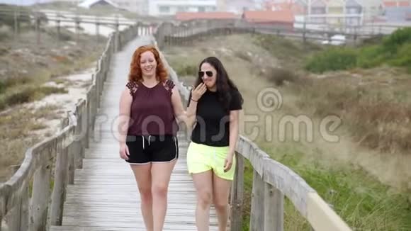女孩们在海滩上享受暑假纯粹的放松视频的预览图