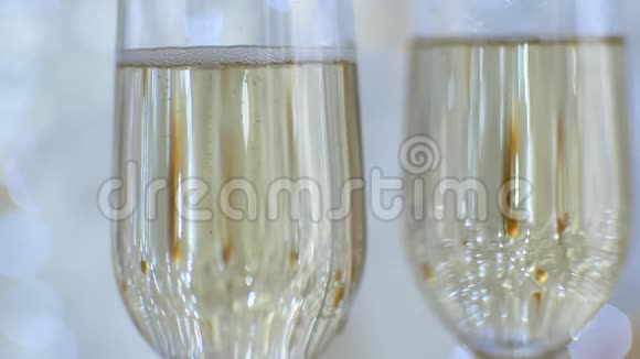 两杯香槟圣诞节浪漫的心情玻璃杯里的气泡视频的预览图
