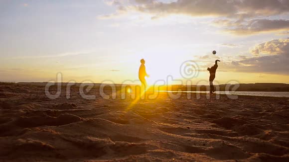 夏季傍晚沙滩排球男子在阳光下沙滩排球视频的预览图