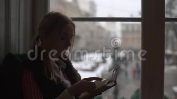 窗台上看书的漂亮女孩的剪影视频的预览图