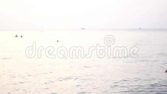 女子在海边慢动作行走视频的预览图