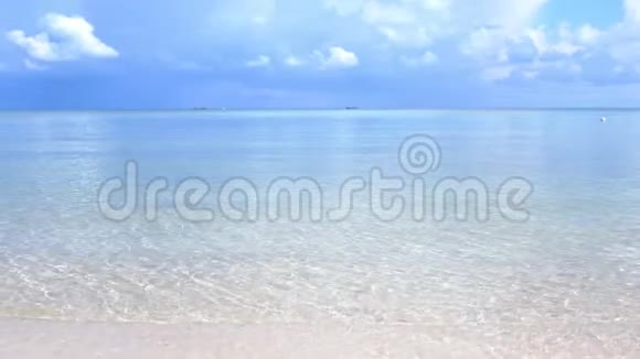 令人惊叹的热带海滩全景海浪和多云的天空背景白沙和水晶蓝色的大海视频的预览图