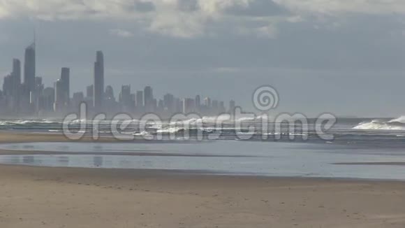 冲浪者天堂和主海滩的高层酒店从棕榈滩看到视频的预览图