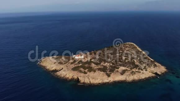 直升机绕着小岛飞行老房子被海洋空间包围岛上有一栋房子孤独空中飞行视频的预览图