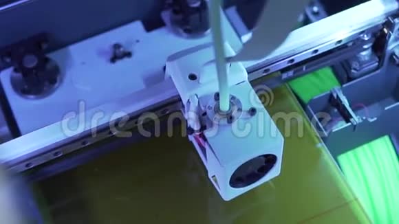 3D印刷采用ABS塑料蓝色LED设计印刷制造数控机床小模型生产家用技术视频的预览图