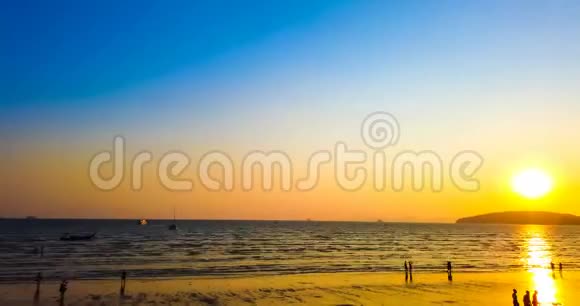 4海滩上美丽的日落时间视频的预览图