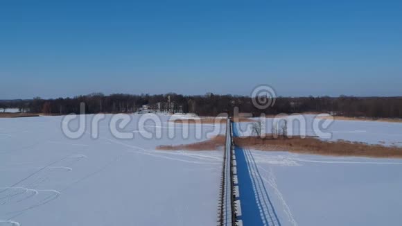 湖冰上的长木冬桥视频的预览图