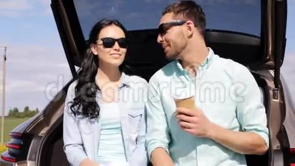 带着咖啡的情侣在掀背车后备箱10视频的预览图