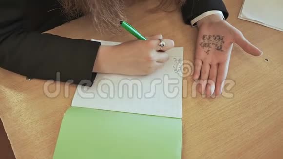 那个女学生从一张婴儿床上写下数学公式学校考试视频的预览图