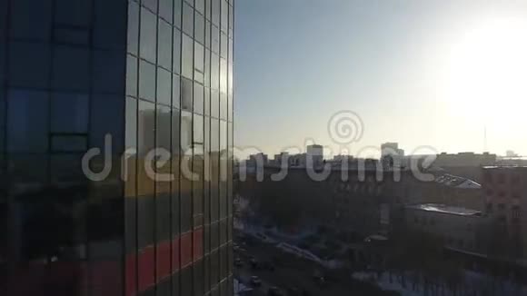 无人机在摩天大楼附近飞行冬天的城市视频的预览图