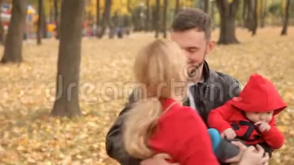 秋初一家人在公园里散步视频的预览图