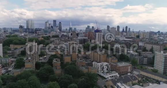 从北部俯瞰伦敦城市天际线视频的预览图