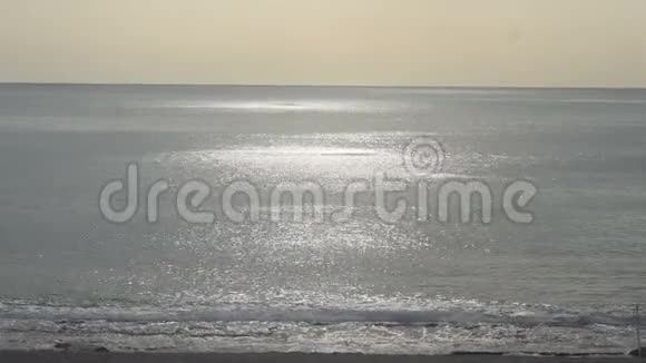 平静而平静的镜头轻轻拍打着大海和美丽的天空视频的预览图