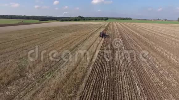 一个农民在一片大片土地上播种玉米的鸟瞰图视频的预览图