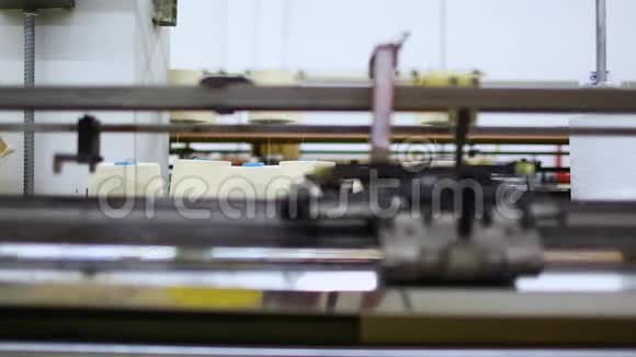 纺纱生产线纺织厂和一家旋转机械设备生产公司视频的预览图