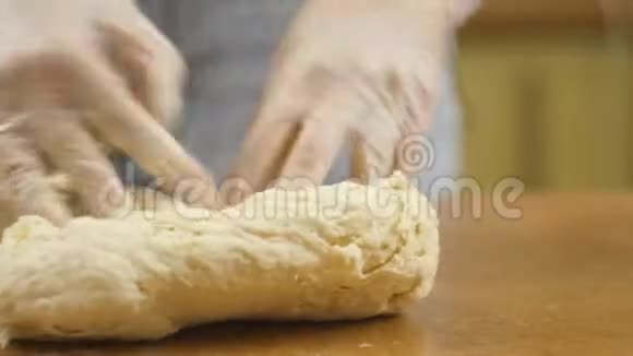 女人的妈妈或女儿在厨房的桌子上做家庭食品比萨饼手工作和推搅拌揉面团视频的预览图