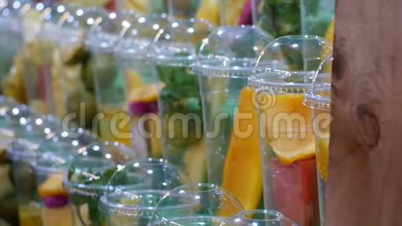 在Jomtien海滩的夜市用塑料杯展示水果泰国芭堤雅视频的预览图