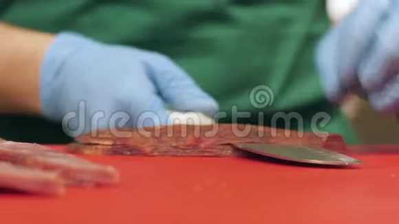 在餐馆做饭时用刀切肉干的厨师手视频的预览图
