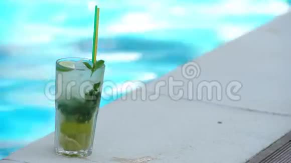 在海滩上喝一杯视频的预览图