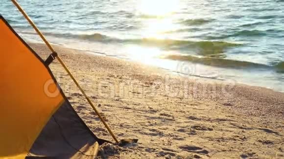 日出时在沙滩上露营帐篷视频的预览图