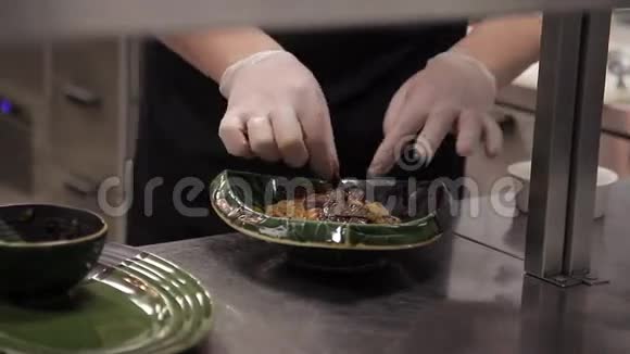 男厨师把中国面条和牛肉放在辛辣的蔬菜酱中视频的预览图