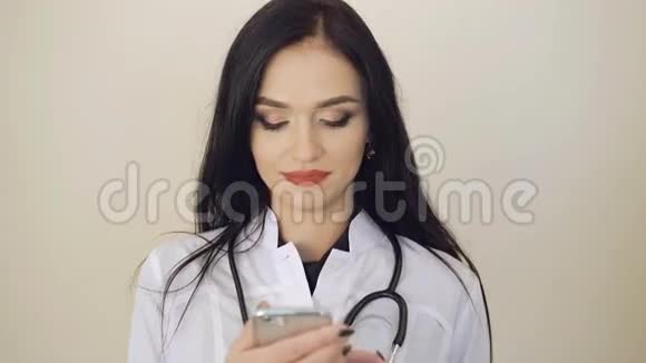 背景4K的漂亮女医生使用手机视频的预览图