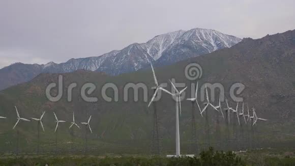 加州棕榈泉风力涡轮机视频的预览图
