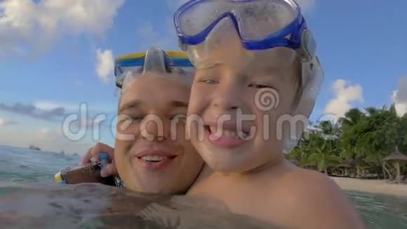微笑的父子在海中沐浴视频的预览图