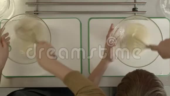 儿童手工制作家做冰淇淋烹饪课从上看制作香草冰的旋转钢碗视频的预览图