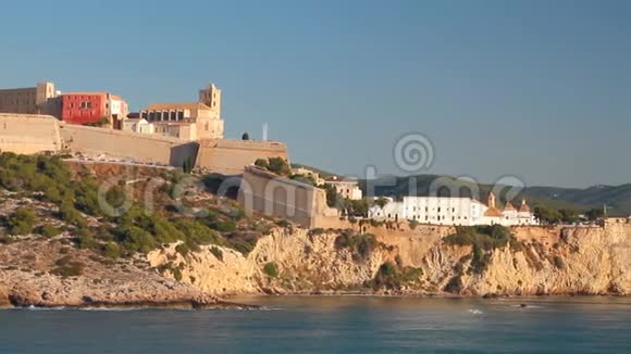 陡峭的海岸上有古老的堡垒和城市西班牙伊比萨视频的预览图