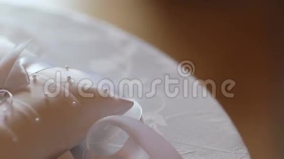 枕头上有结婚戒指视频的预览图