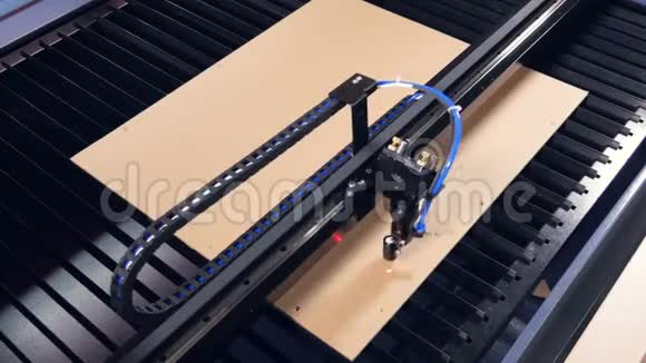 用胶合板加工木材的激光切割机4K视频的预览图