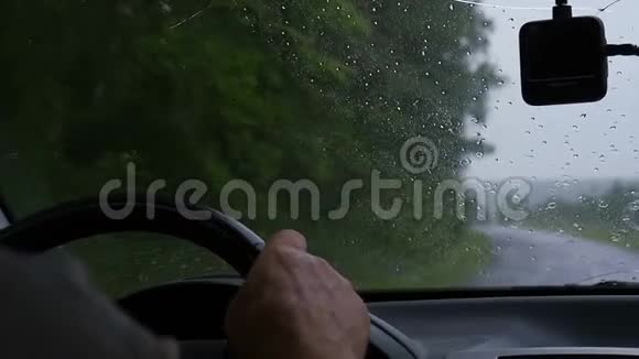人在雨天开车视频的预览图
