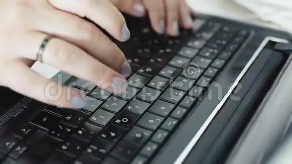女子手指打字在笔记本电脑上视频的预览图