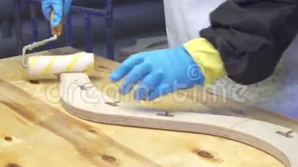 工业木工在木材上清漆视频的预览图