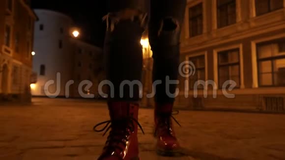 人们的特写镜头人们的脚在夜间行走视频的预览图