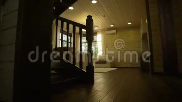 相机移动有关家庭牧师楼梯到客厅视频的预览图