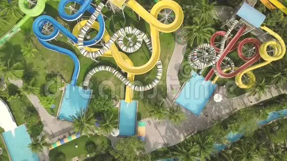 五颜六色的水滑在游乐园里空中观景在户外水上乐园玩滑梯的人们视频的预览图