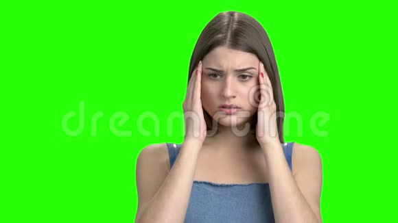 有压力的女人头部疼痛的肖像视频的预览图
