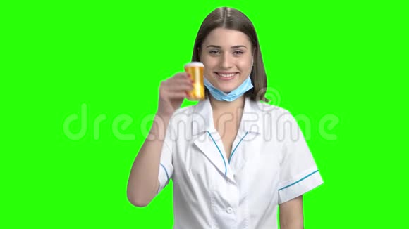 年轻的女医生推荐药丸视频的预览图