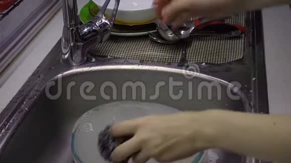 女人洗和冲洗玻璃菜视频的预览图