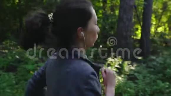 日落时穿过森林的年轻女子对自然的嘲弄视频的预览图