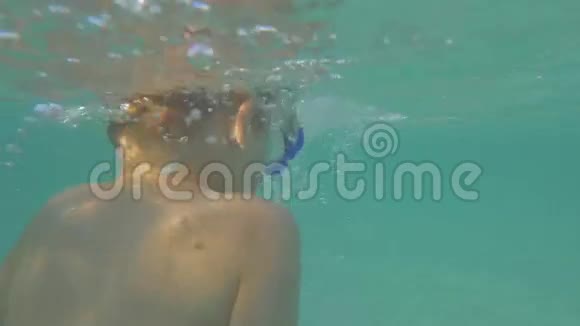 慢镜头观看小男孩在印度洋游泳浮潜面罩并拍照路易港视频的预览图