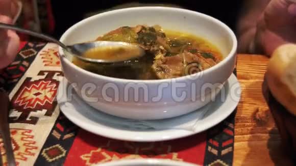 女人在餐馆里吃羊肉汤Piti汤阿塞拜疆民族菜视频的预览图