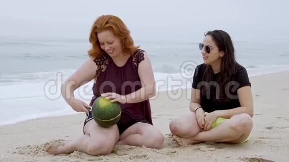 女孩们在海滩上享受暑假纯粹的放松视频的预览图