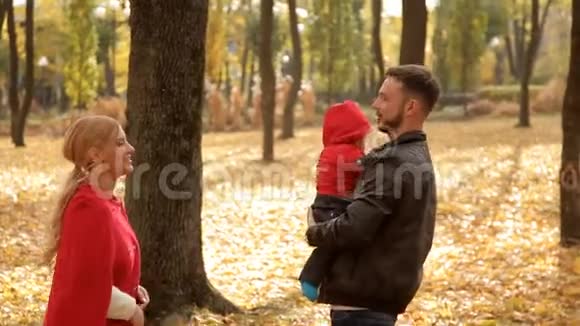 秋初快乐的一家人在公园散步视频的预览图