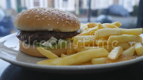 快餐汉堡和薯条视频的预览图