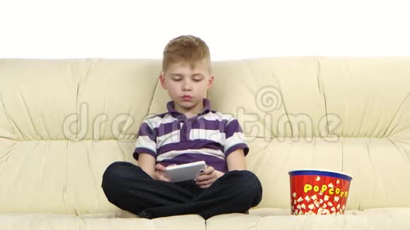 儿童在网上玩电话吃爆米花视频的预览图