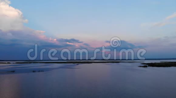 湖面上美丽的日落湖面上带着夕阳湖面上倒影着夕阳视频的预览图