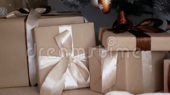 圣诞树下的新年礼物张贴圣诞装饰品视频的预览图